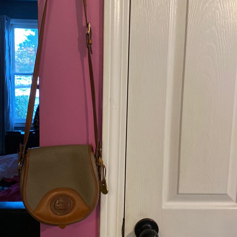 DOONEY BOURKE Tan and brown crossbody Calvary pocketbook